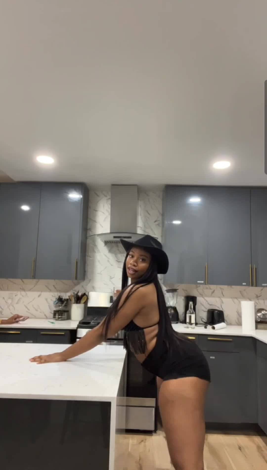 Yazmynswrld — video 10